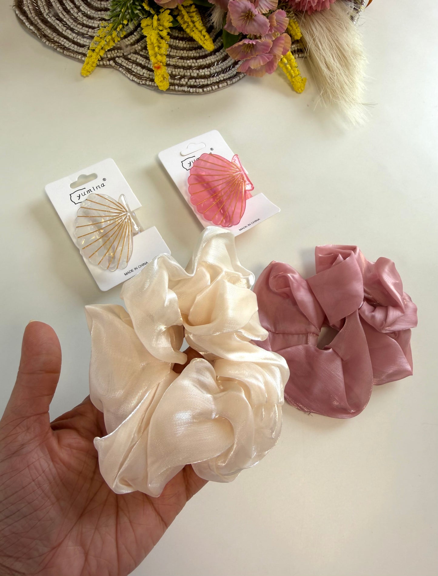 A051 - Set of 2 hair clips and 2 scrunchies