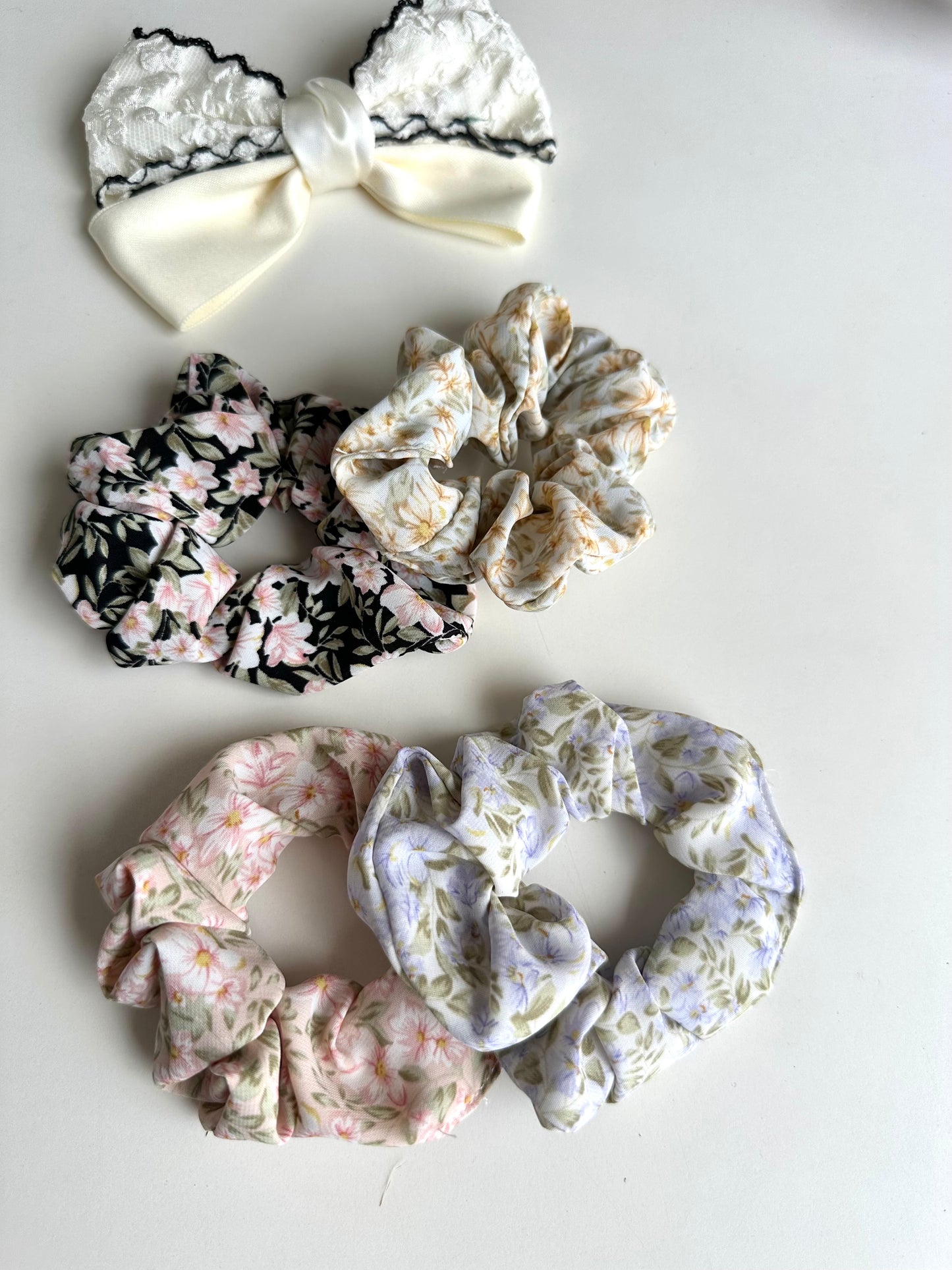 A037 - Combo - 1 bowclip & 4 Scrunchies