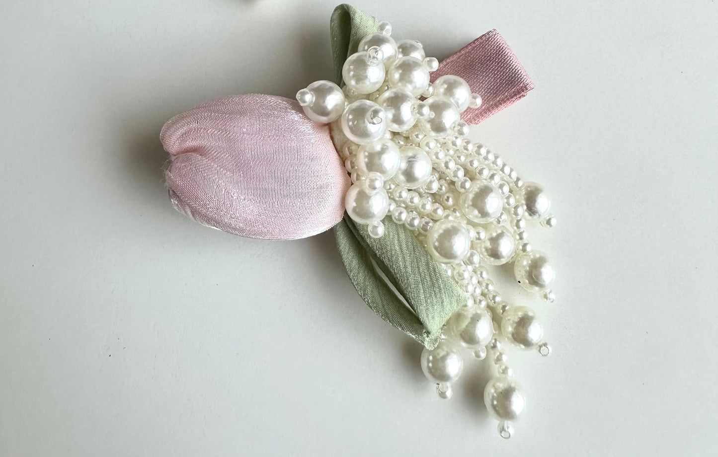 A028 - Pearl Tulip hair clip ( per piece )