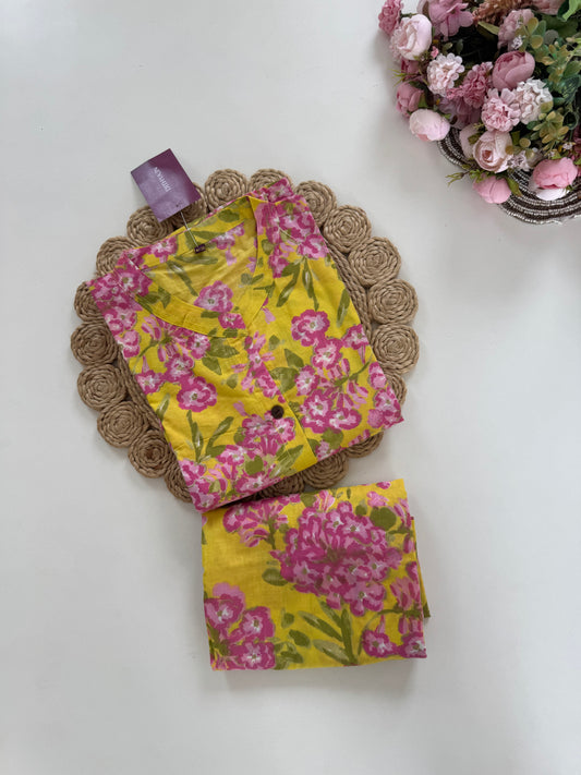 K008 – A-Linien-Kurti aus Baumwolle mit Blumenmuster und Hose