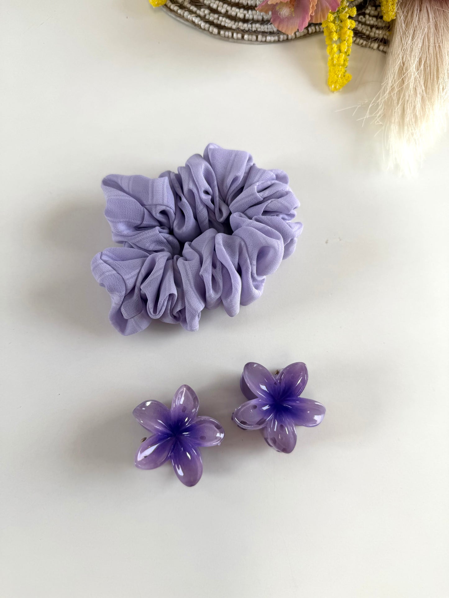 A065 - Set of scrunchies and 2 claw clips