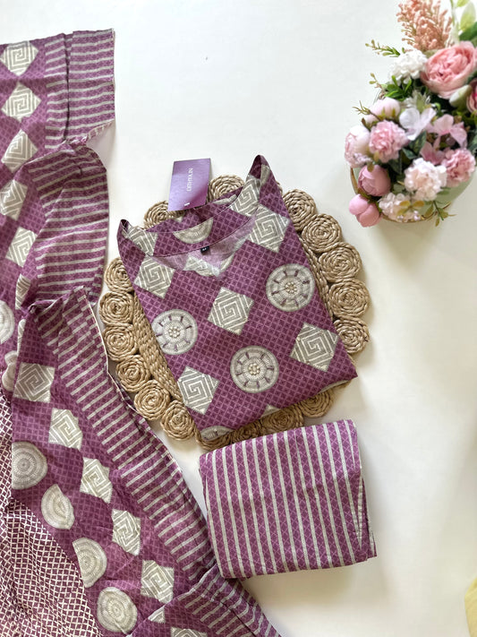K240 – Gerader Kurti aus bedruckter Baumwolle mit langen Ärmeln, inklusive Dupatta und Hose