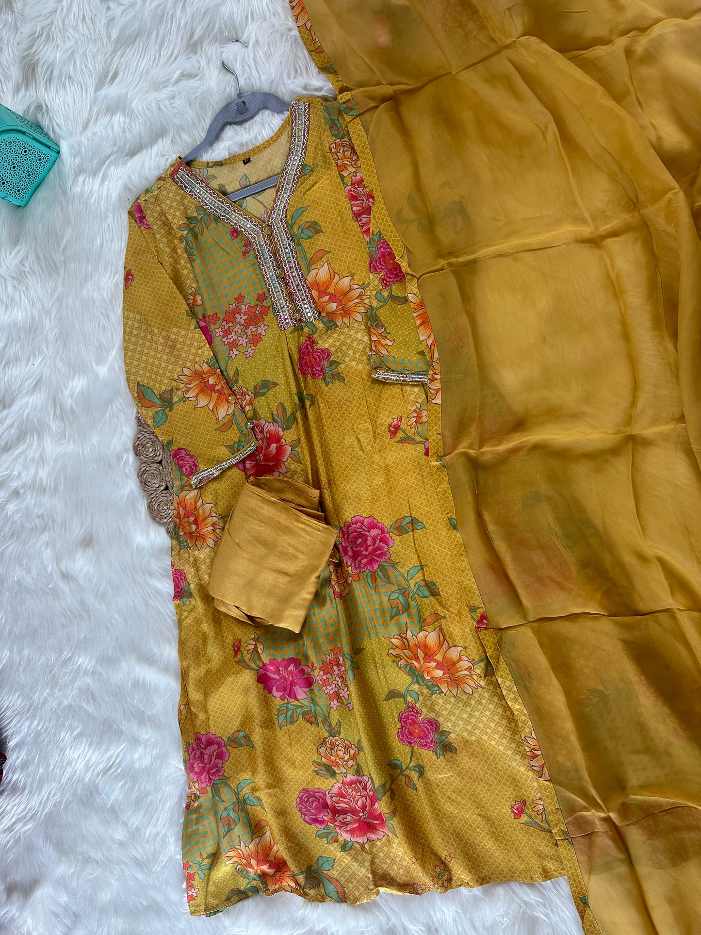 K098 - Muslin kurti with pants and dupatta - Dithya.in