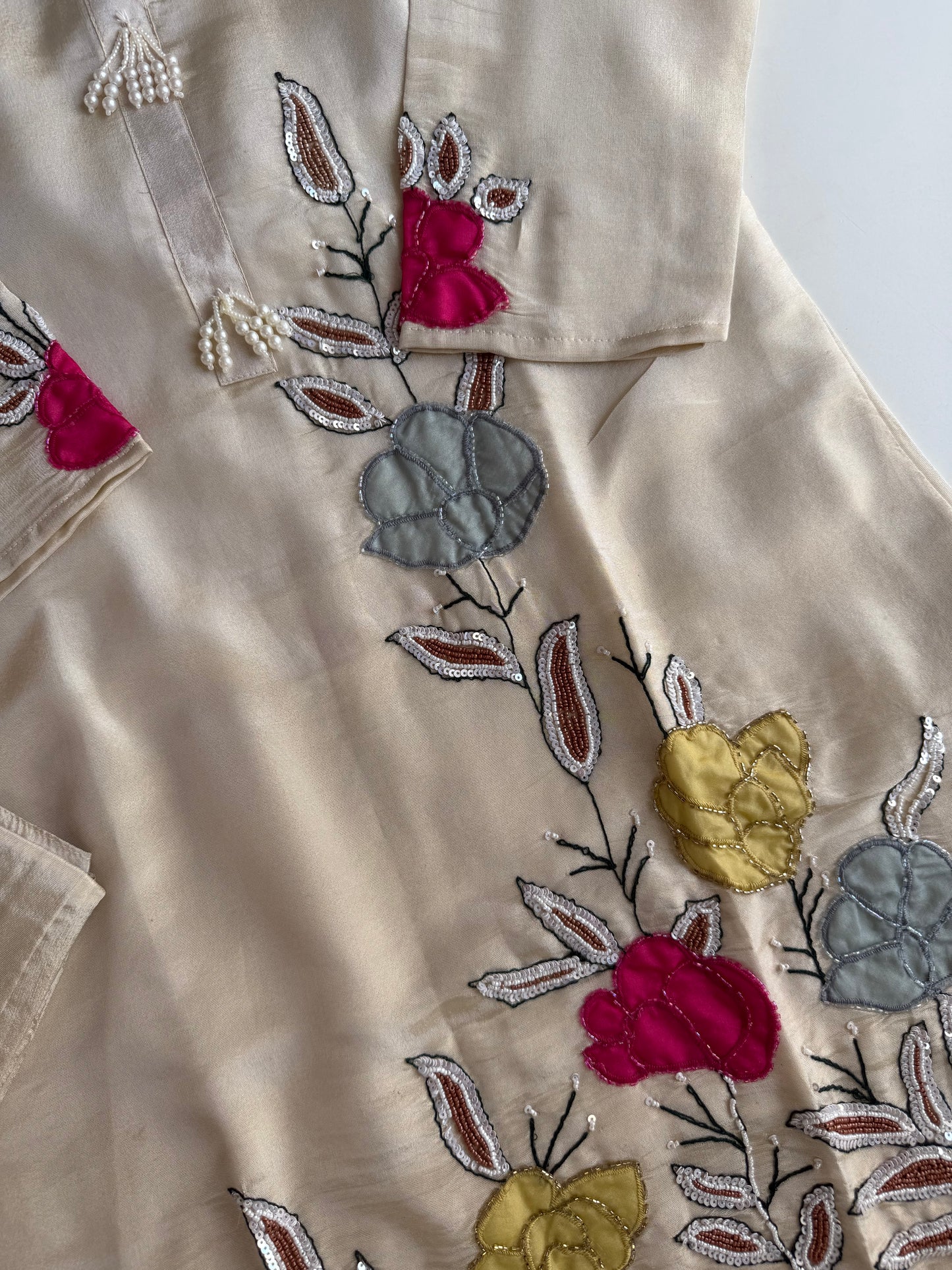 K626 - Tissue silk appliqué handwork coord set