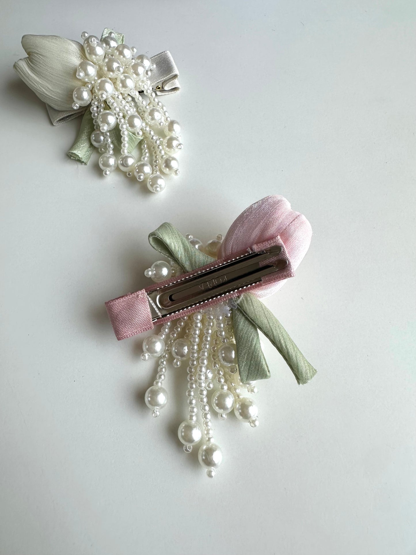 A028 - Pearl Tulip hair clip ( per piece )
